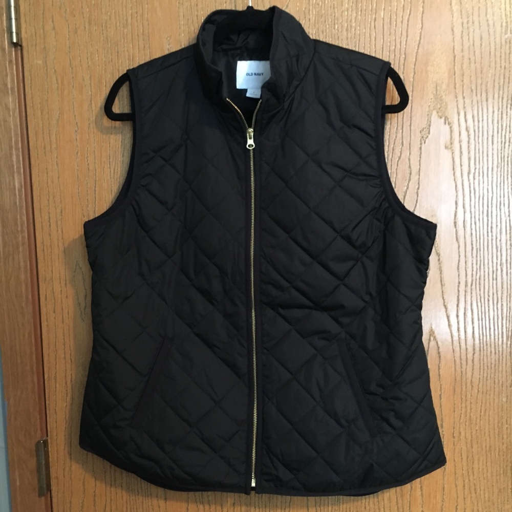 Old Navy black quilted vest in L, EUC